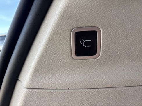 Used 2023 Chrysler Pacifica Touring-L image 10