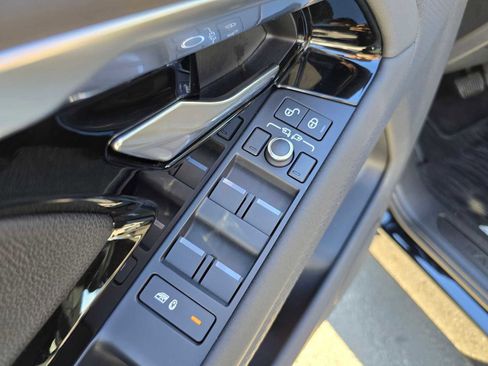 Used 2020 Land Rover Range Rover Evoque S image 24