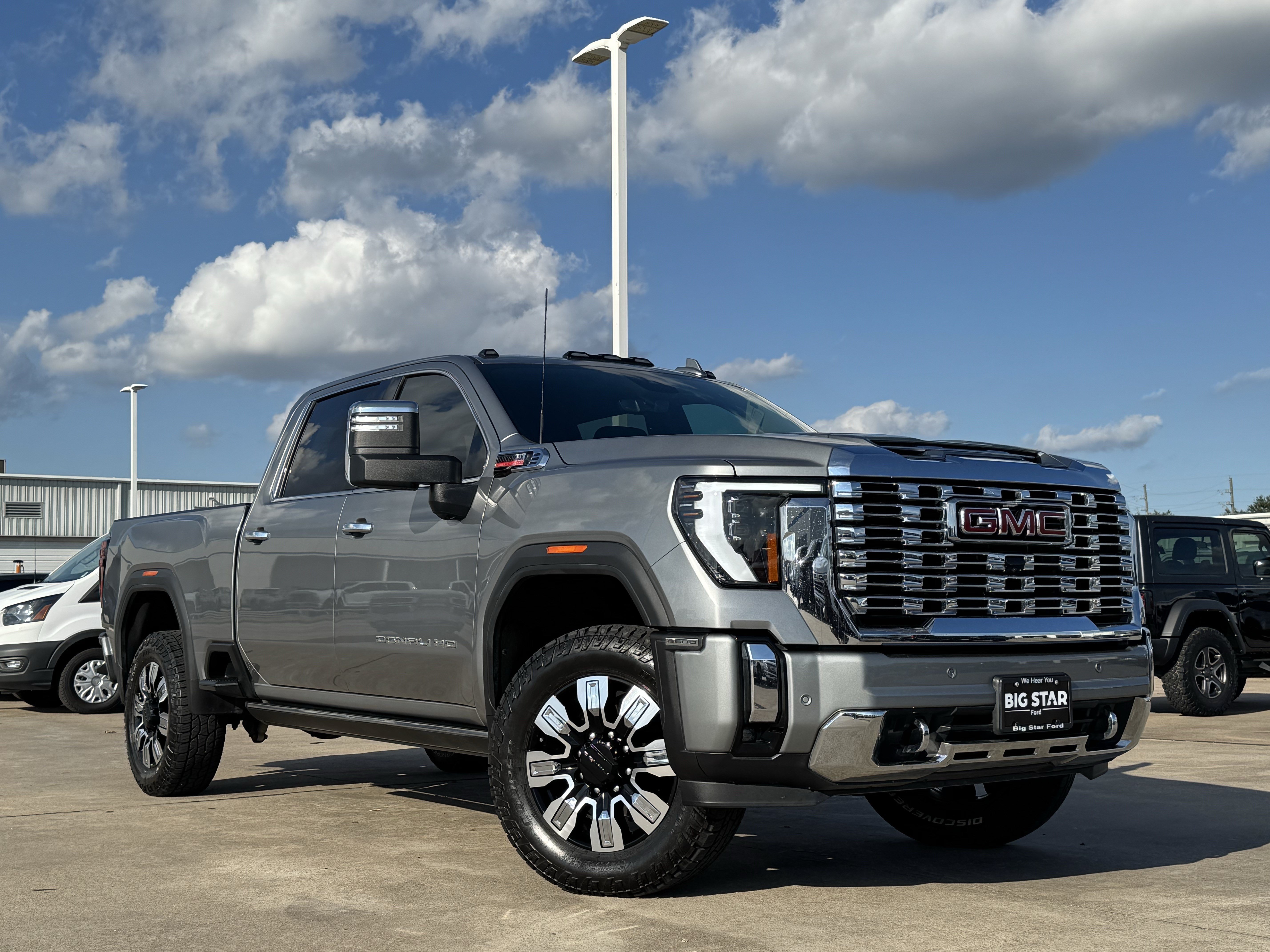 Used 2025 GMC Sierra 2500 Denali w/ Denali Reserve Package AWD/4WD image 2