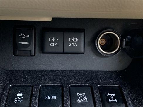 Used 2017 Toyota Highlander XLE image 26