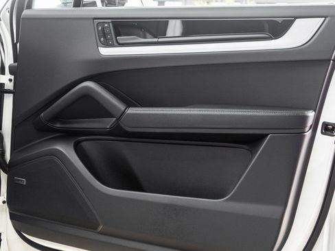 Certified 2025 Porsche Cayenne Coupe image 39