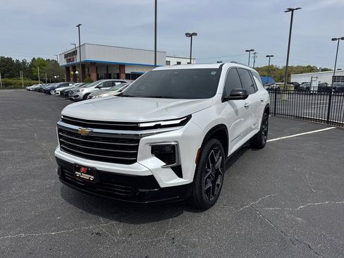 Used 2025 Chevrolet Traverse High Country image 2