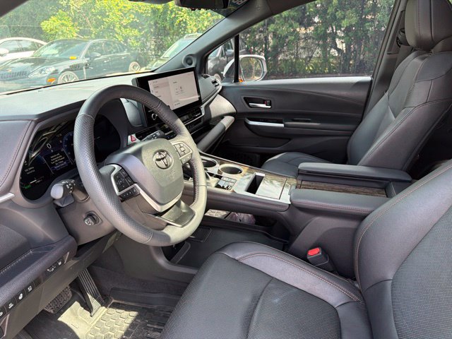Used 2025 Toyota Sienna Platinum AWD/4WD image 9