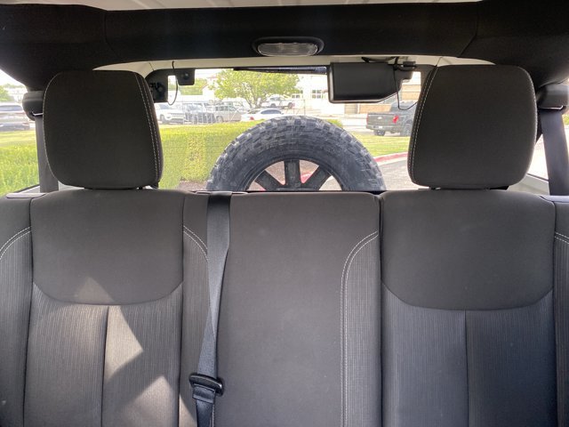 Used 2017 Jeep Wrangler Unlimited Sahara AWD/4WD image 16