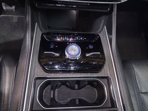 Used 2023 Jeep Wagoneer Series III w/ Preferred Equipment Group image 17