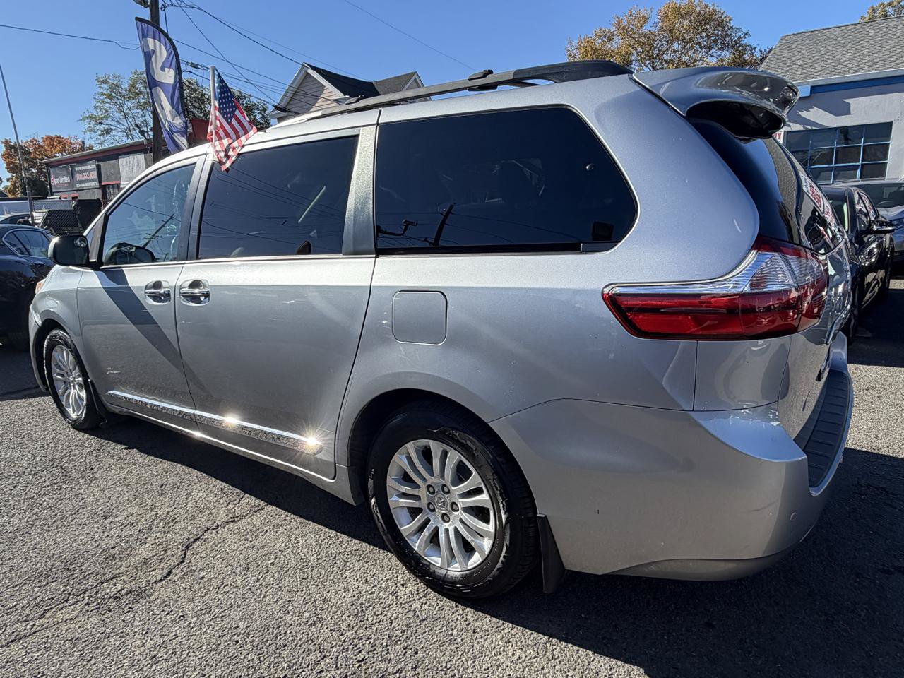Used 2017 Toyota Sienna XLE w/ XLE Navigation Package FWD image 7