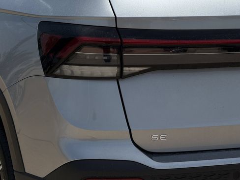 New 2025 Volkswagen Taos SE FWD image 12