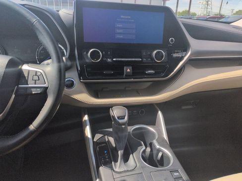 Used 2023 Toyota Highlander XLE AWD/4WD image 17