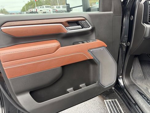 Used 2025 GMC Sierra 2500 Denali Ultimate image 9