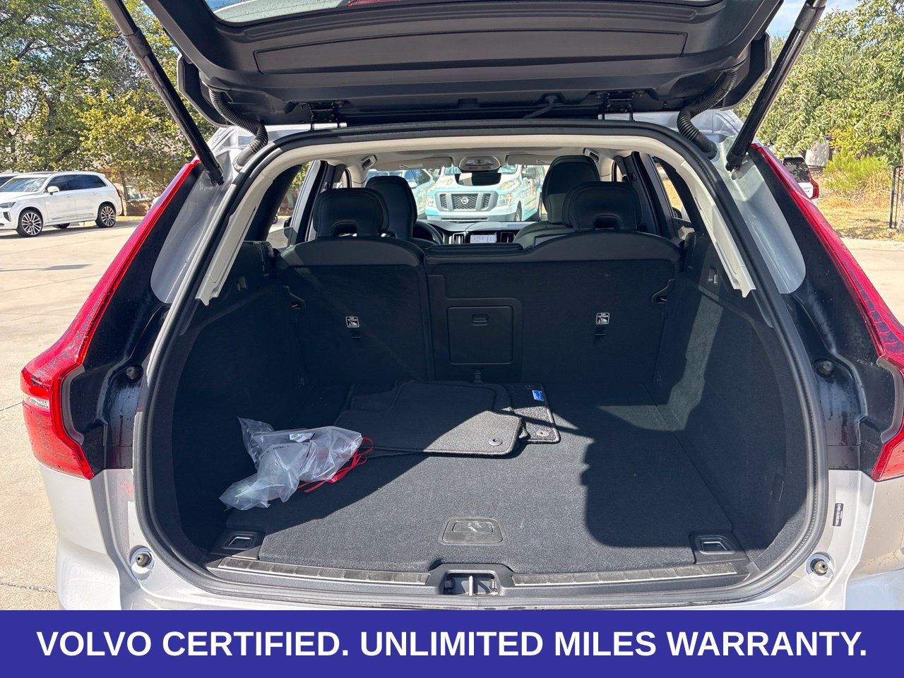 Used 2025 Volvo XC60 B5 Plus AWD/4WD image 12