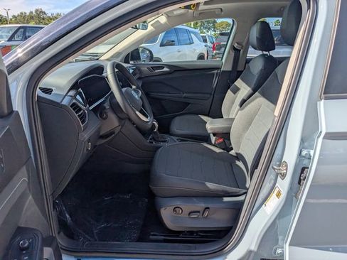 New 2026 Volkswagen Taos SE FWD image 5