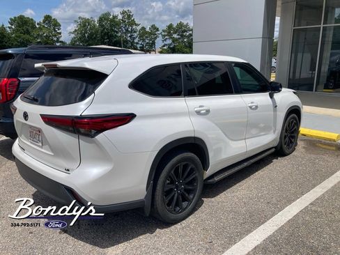 Used 2023 Toyota Highlander LE FWD image 7