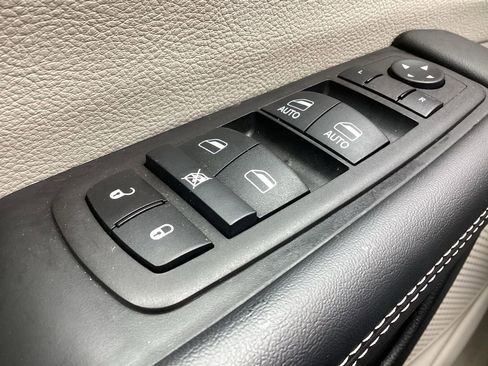 Used 2024 Chrysler Pacifica Touring-L image 25