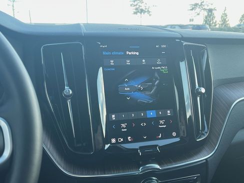 Certified 2022 Volvo XC60 B5 Momentum image 21