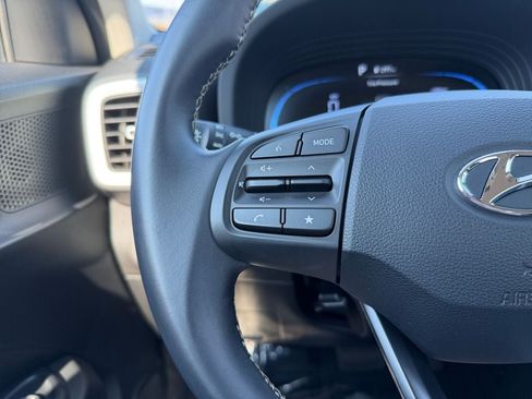 Used 2025 Hyundai Venue Limited FWD image 15