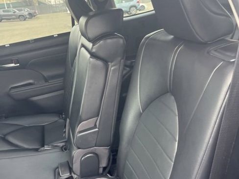 Used 2023 Toyota Highlander XLE image 10