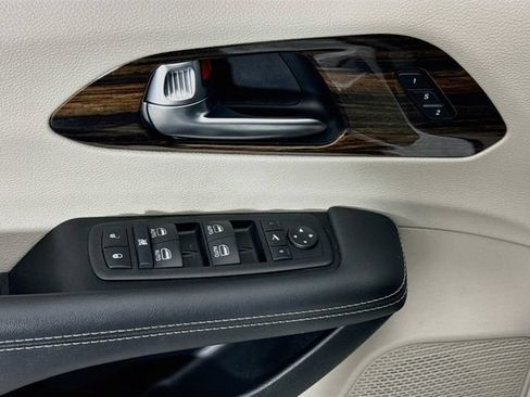 Used 2024 Chrysler Pacifica Limited AWD/4WD image 18