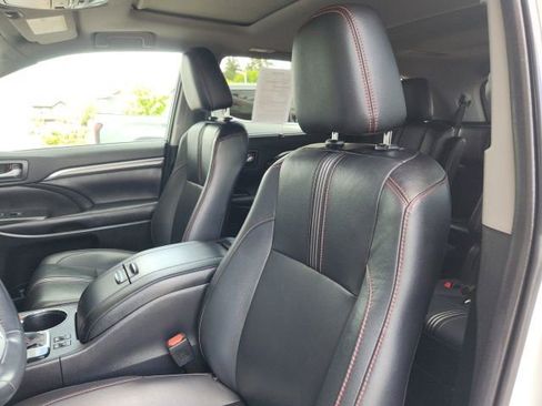 Used 2019 Toyota Highlander SE AWD/4WD image 17