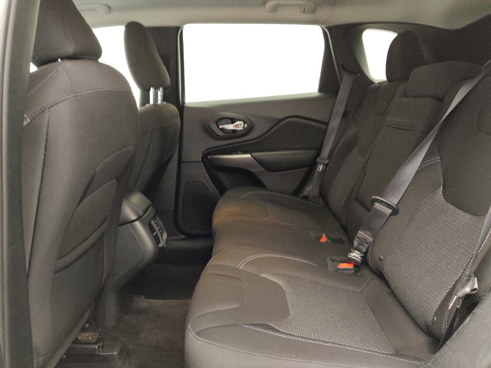 Used 2019 Jeep Cherokee Latitude w/ Popular Appearance Group FWD image 18