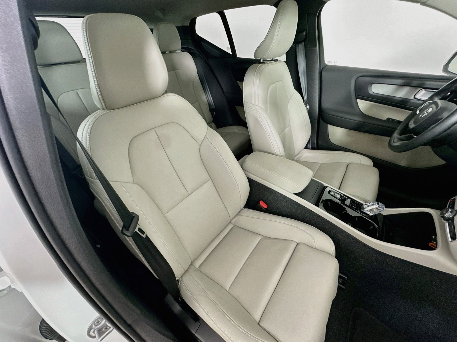 Certified 2025 Volvo XC40 B5 Ultra w/ Protection Package AWD/4WD image 43