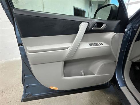 Used 2013 Toyota Highlander Plus image 10