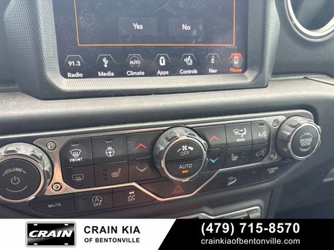 Used 2018 Jeep Wrangler Unlimited Sahara AWD/4WD image 15