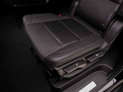Used 2024 Chevrolet Suburban LT w/ Luxury Package RWD image 66