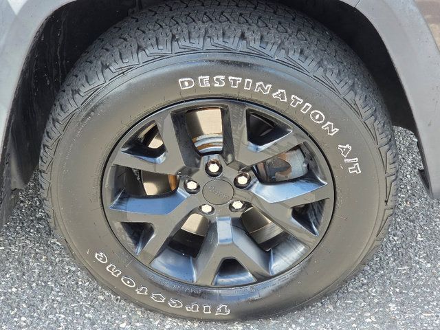 Used 2015 Jeep Cherokee Trailhawk w/ Cold Weather Group AWD/4WD image 10
