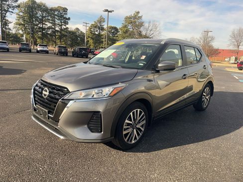 Used 2023 Nissan Kicks SV image 2