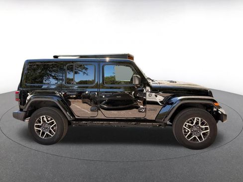 Used 2025 Jeep Wrangler Sahara image 8