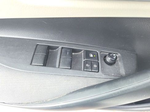 Used 2021 Toyota Corolla LE image 18