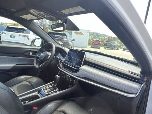 Used 2025 Jeep Compass Latitude image 28