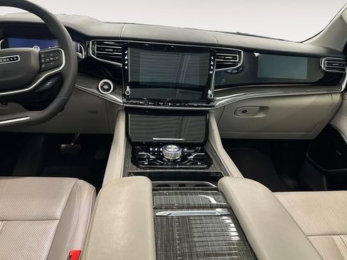 Used 2022 Jeep Wagoneer Series III w/ Premium Group I AWD/4WD image 10