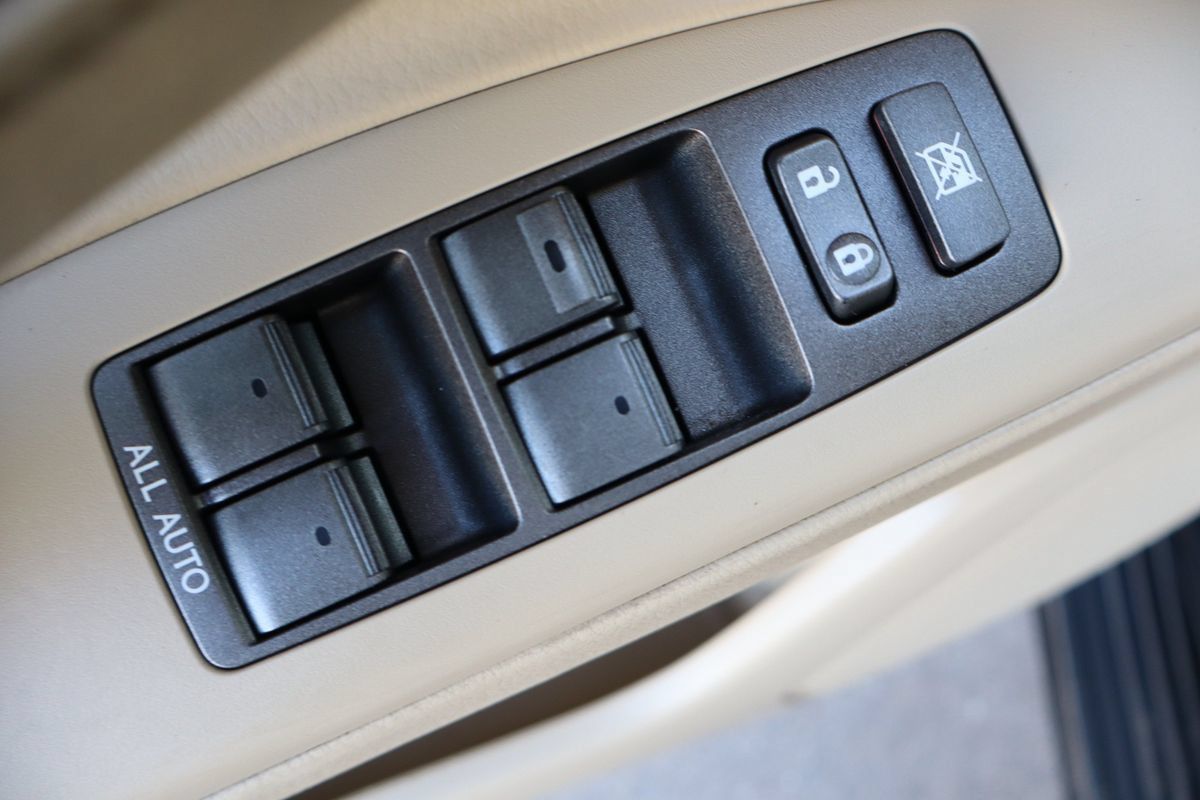 Used 2011 Lexus LX 570 4WD w/ Luxury Pkg image 27