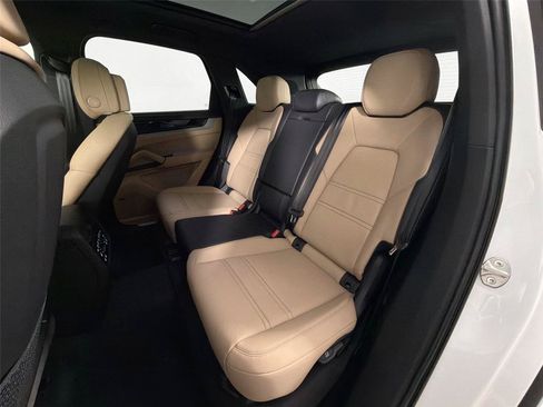 Certified 2026 Porsche Cayenne AWD/4WD image 25