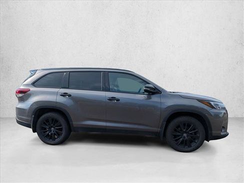 Used 2019 Toyota Highlander SE w/ Nightshade Edition AWD/4WD image 4