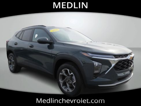 New 2026 Chevrolet Trax LT w/ Driver Confidence Package FWD image 2