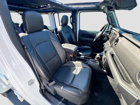 Used 2022 Jeep Wrangler Unlimited Sahara AWD/4WD image 32