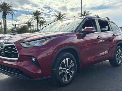 Used 2020 Toyota Highlander XLE image 3