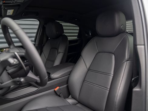 Used 2025 Porsche Cayenne Coupe image 5