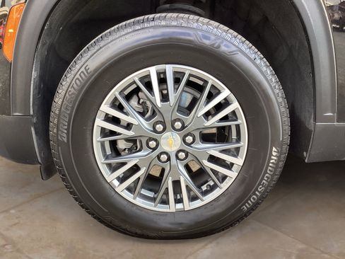 Used 2025 Chevrolet Traverse LT FWD image 31