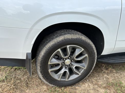 Used 2022 Chevrolet Suburban LT RWD image 9