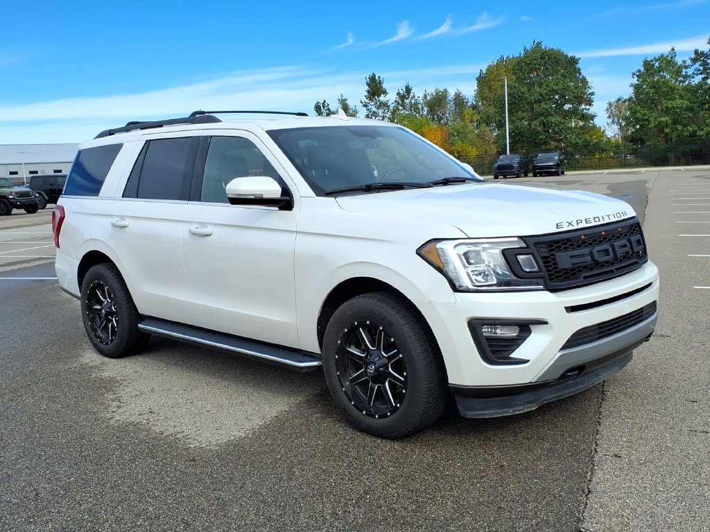 Used 2018 Ford Expedition XLT w/ Equipment Group 202A AWD/4WD image 3