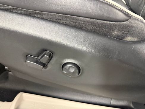 Used 2024 Chrysler Pacifica Limited FWD image 25