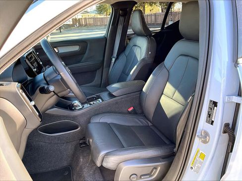 Used 2025 Volvo XC40 B5 Plus image 27