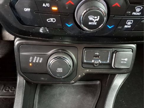 Used 2019 Jeep Renegade Latitude w/ Cold Weather Group AWD/4WD image 12