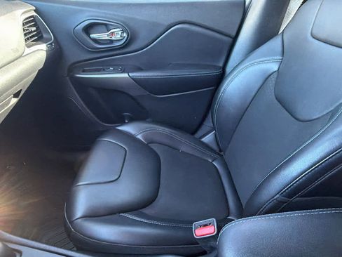 Used 2020 Jeep Cherokee Latitude Plus image 12