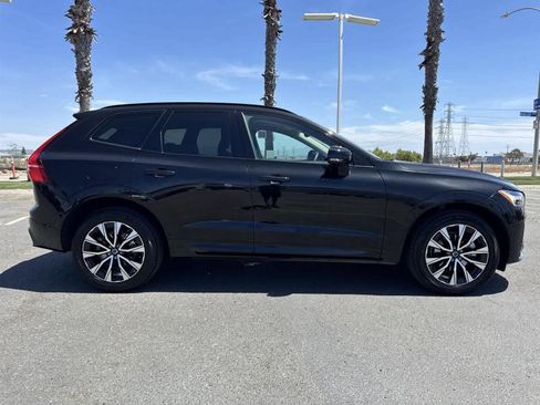 Used 2023 Volvo XC60 B5 Plus image 3