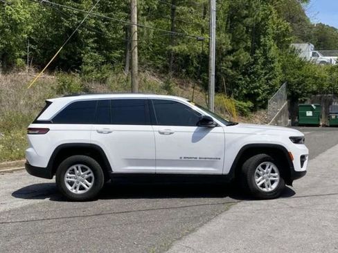 Used 2023 Jeep Grand Cherokee Laredo AWD/4WD image 32