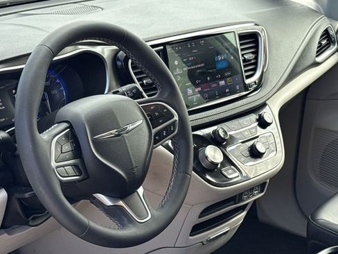 Used 2023 Chrysler Pacifica Touring-L image 18